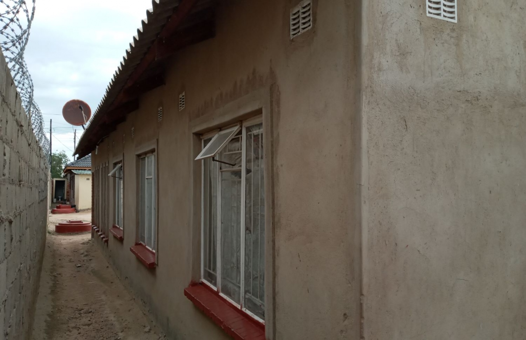 Chitungwiza, 5 Bedrooms Bedrooms, 7 Rooms Rooms,2 BathroomsBathrooms,Houses,For Sale,1025