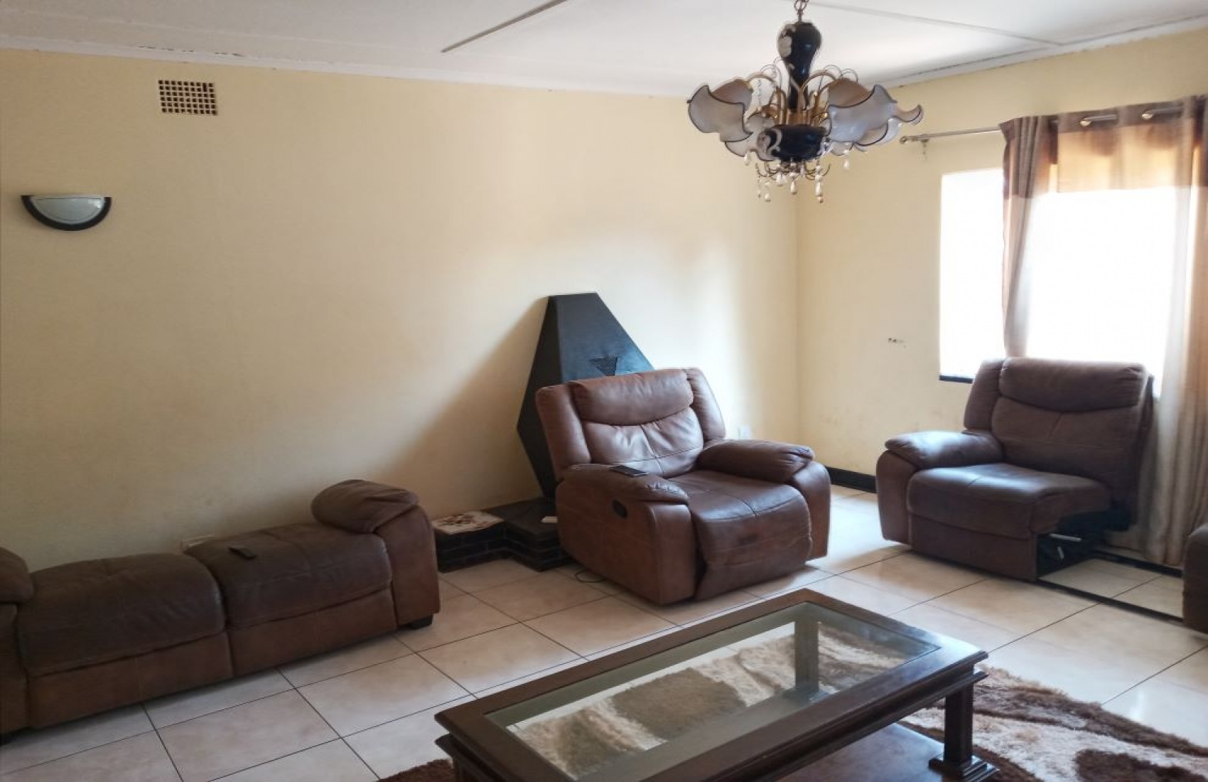 Kennedy Drive, Harare, 3 Bedrooms Bedrooms, 8 Rooms Rooms,1 BathroomBathrooms,Houses,For Sale,Kennedy Drive,1048